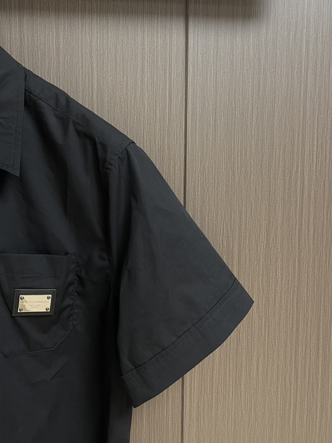 DolceGabbana杜嘉班纳 DG标牌短袖衬衫，定制光感精梳棉面料，DG金属皮牌落于胸口同色贴袋之上