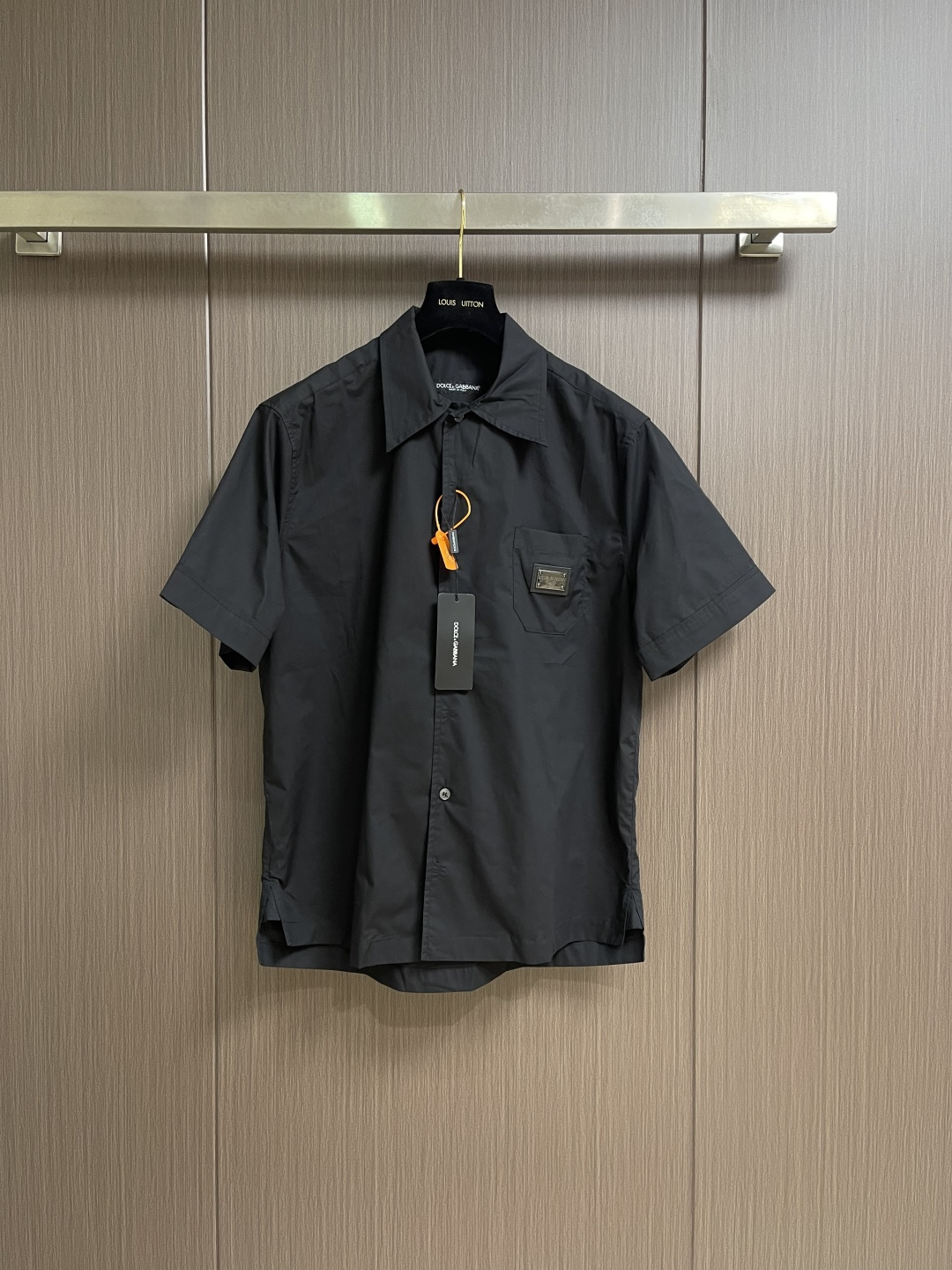 DolceGabbana杜嘉班纳 DG标牌短袖衬衫，定制光感精梳棉面料，DG金属皮牌落于胸口同色贴袋之上