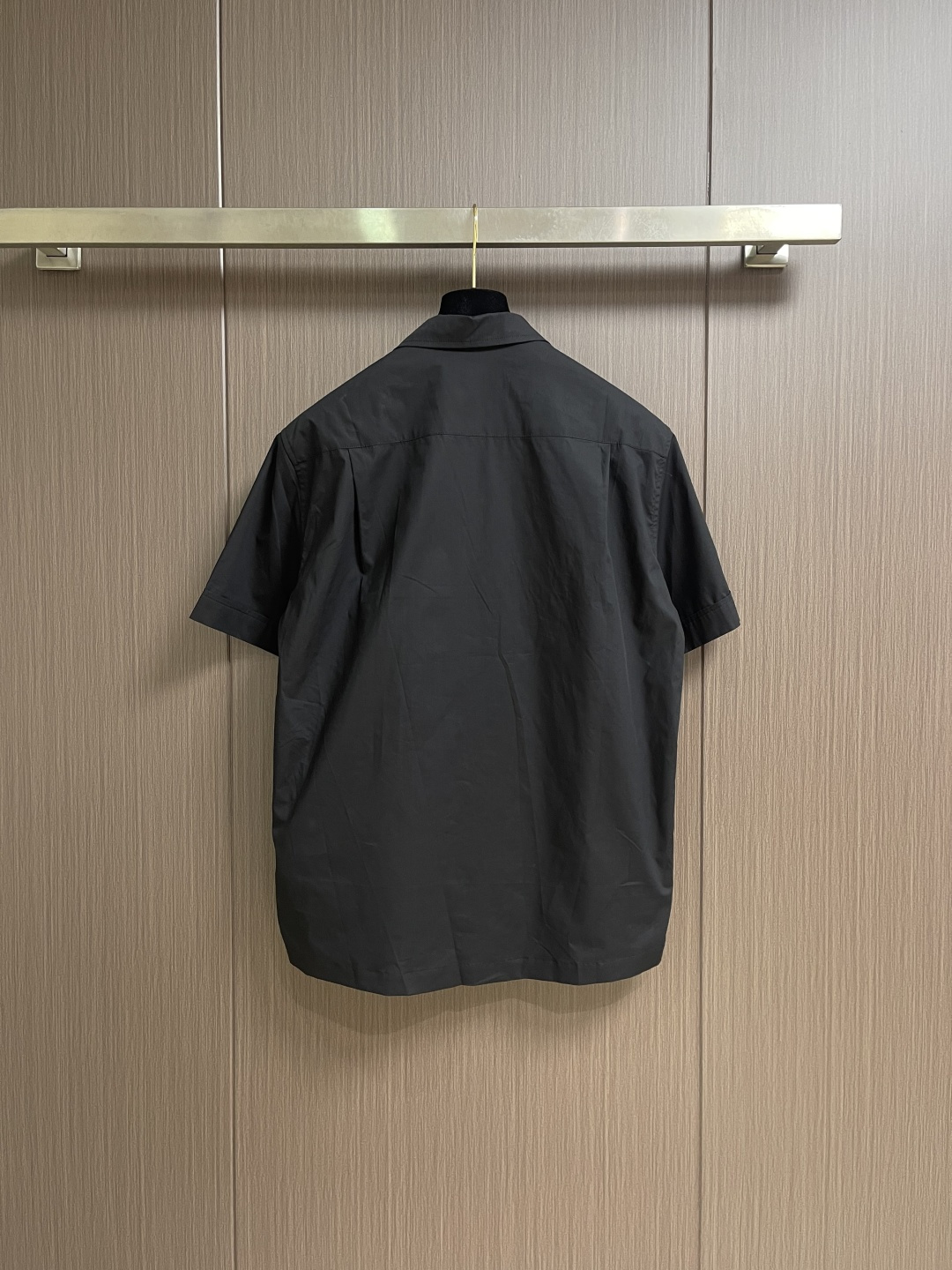 DolceGabbana杜嘉班纳 DG标牌短袖衬衫，定制光感精梳棉面料，DG金属皮牌落于胸口同色贴袋之上