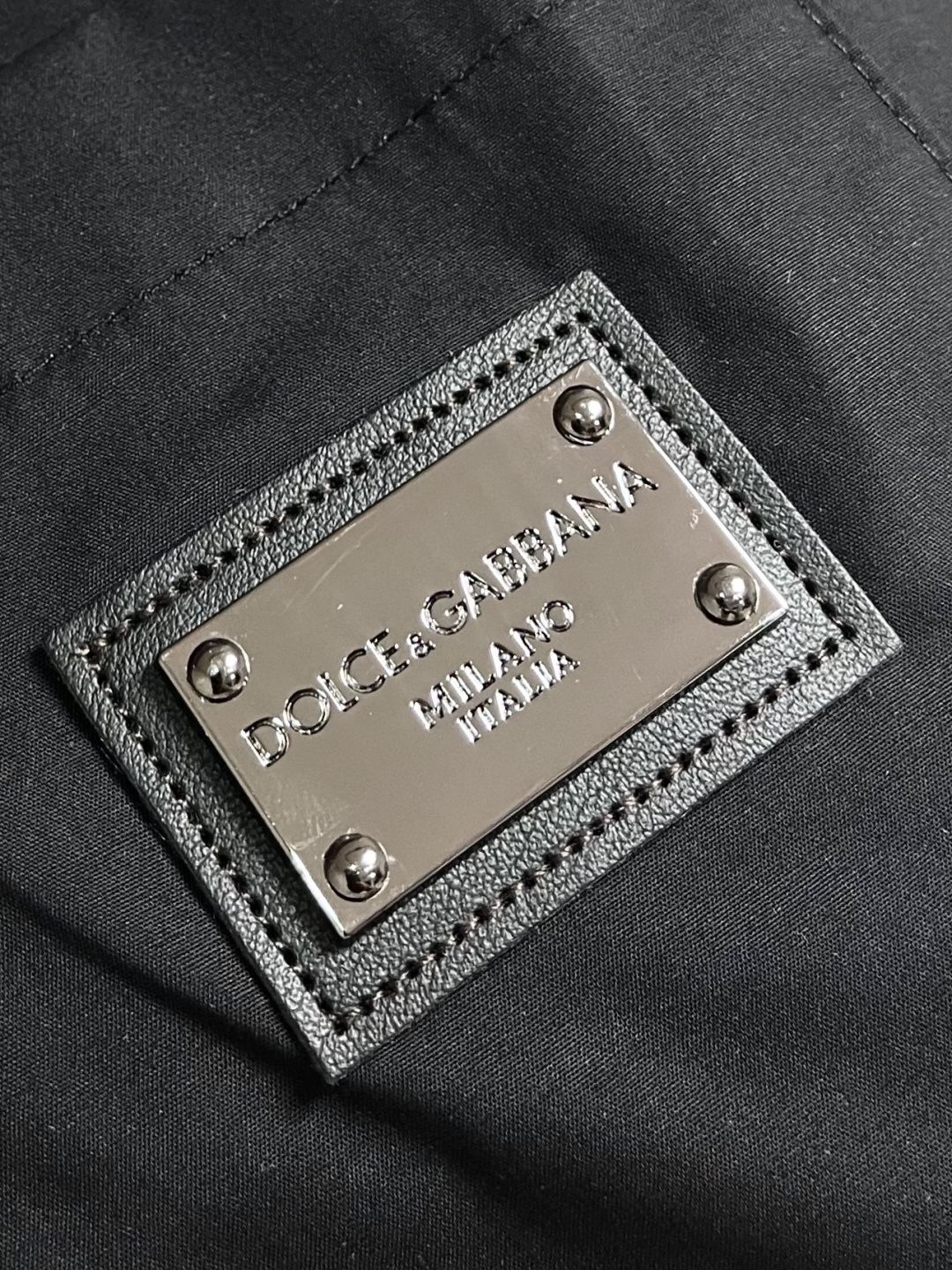 DolceGabbana杜嘉班纳 DG标牌短袖衬衫，定制光感精梳棉面料，DG金属皮牌落于胸口同色贴袋之上