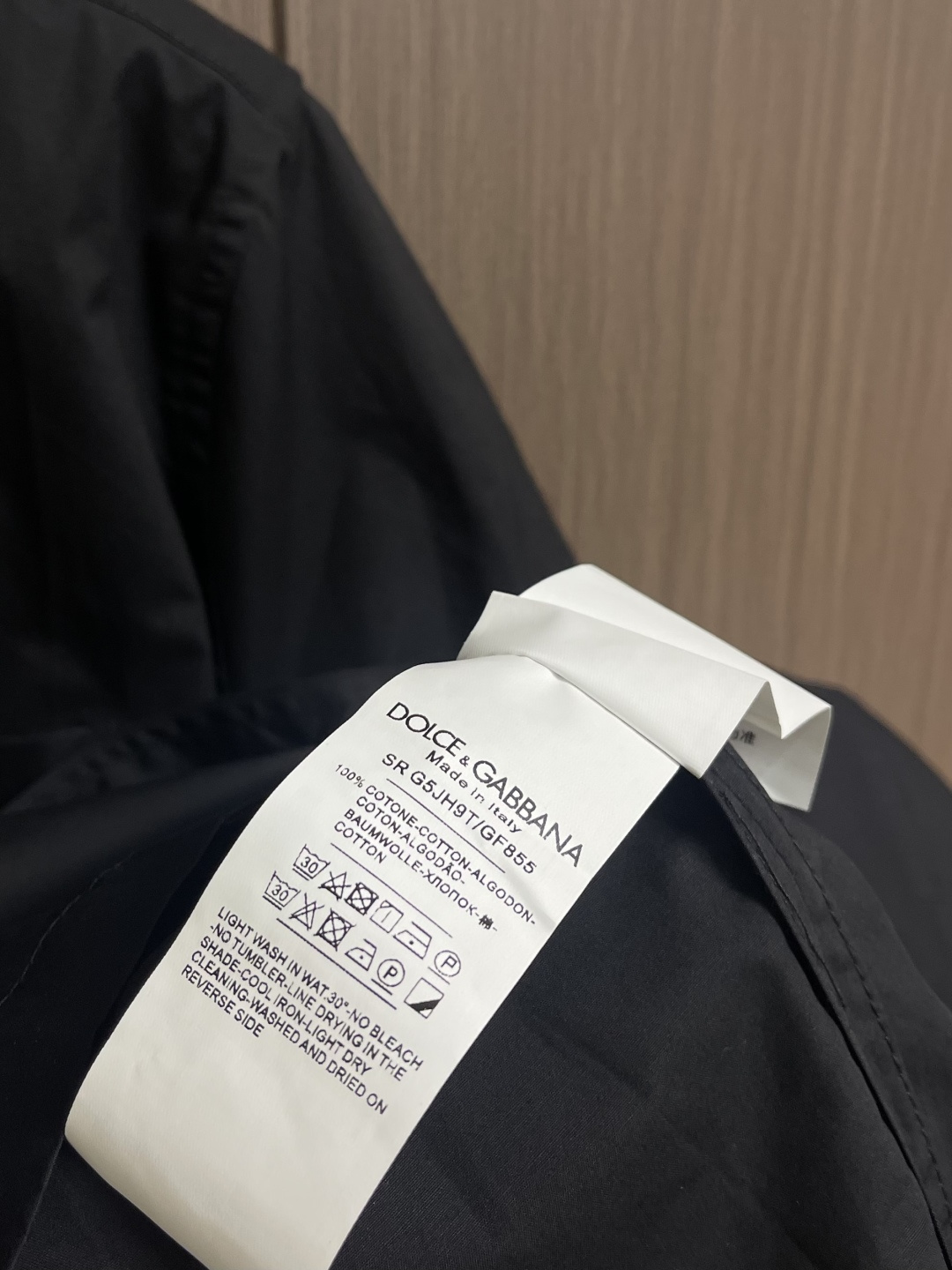 DolceGabbana杜嘉班纳 DG标牌短袖衬衫，定制光感精梳棉面料，DG金属皮牌落于胸口同色贴袋之上