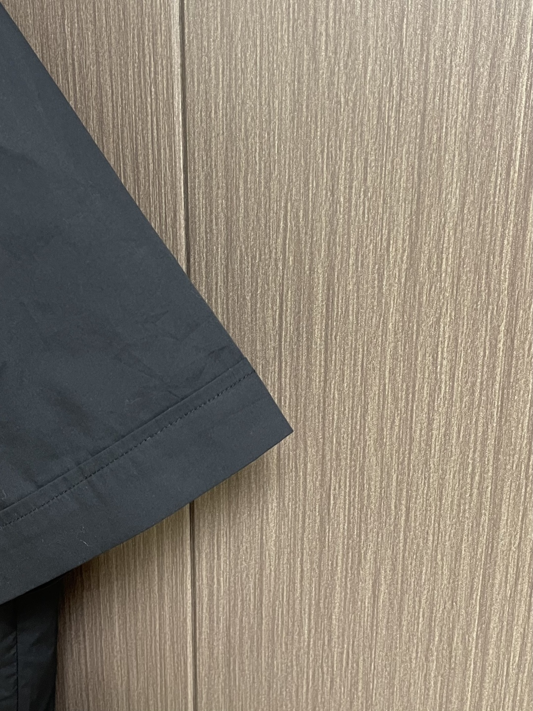 DolceGabbana杜嘉班纳 DG标牌短袖衬衫，定制光感精梳棉面料，DG金属皮牌落于胸口同色贴袋之上