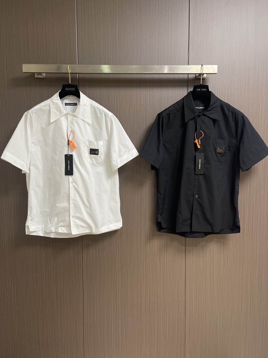 DolceGabbana杜嘉班纳 DG标牌短袖衬衫，定制光感精梳棉面料，DG金属皮牌落于胸口同色贴袋之上