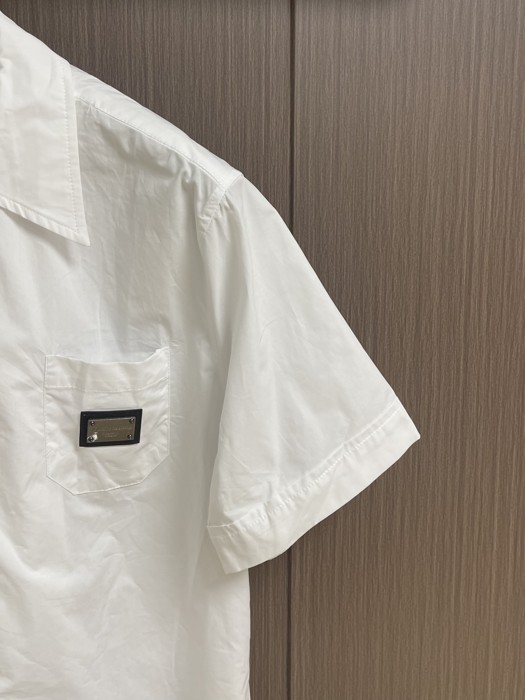 DolceGabbana杜嘉班纳 DG标牌短袖衬衫，定制光感精梳棉面料，DG金属皮牌落于胸口同色贴袋之上