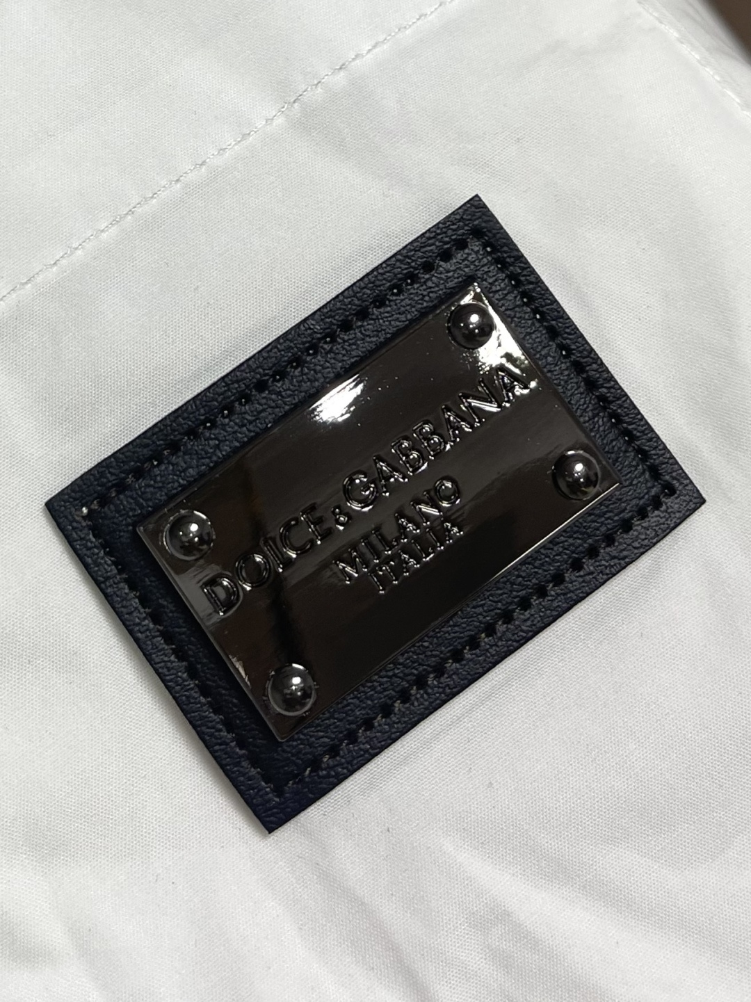 DolceGabbana杜嘉班纳 DG标牌短袖衬衫，定制光感精梳棉面料，DG金属皮牌落于胸口同色贴袋之上