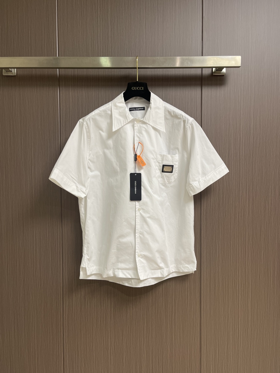 DolceGabbana杜嘉班纳 DG标牌短袖衬衫，定制光感精梳棉面料，DG金属皮牌落于胸口同色贴袋之上