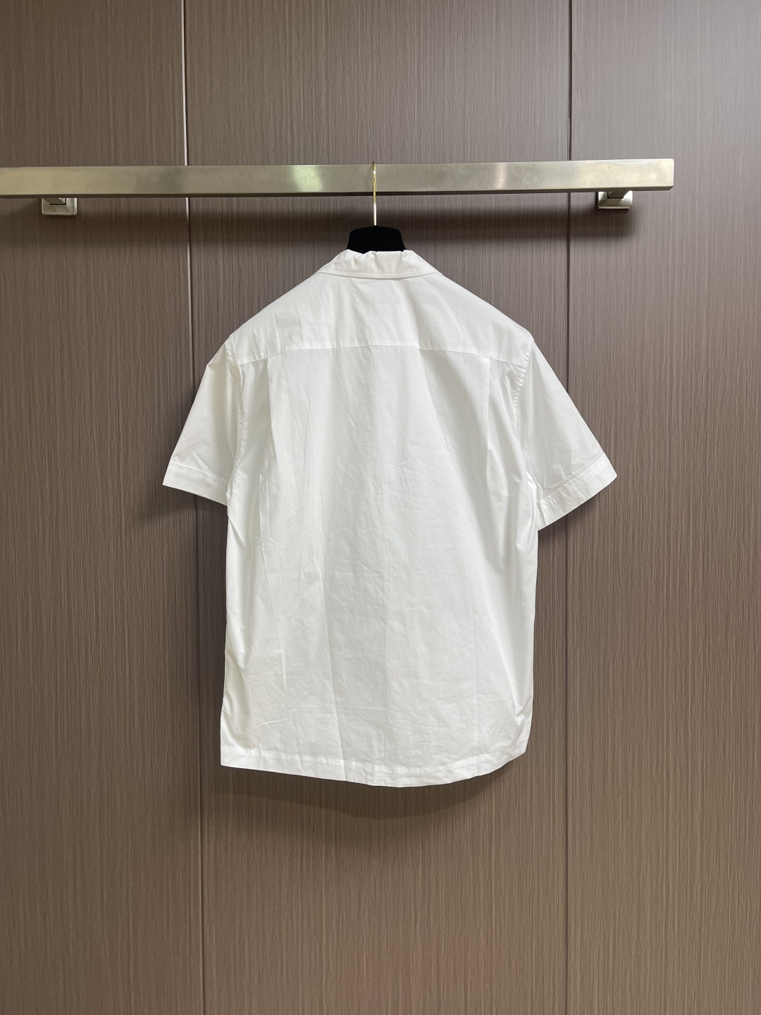 DolceGabbana杜嘉班纳 DG标牌短袖衬衫，定制光感精梳棉面料，DG金属皮牌落于胸口同色贴袋之上