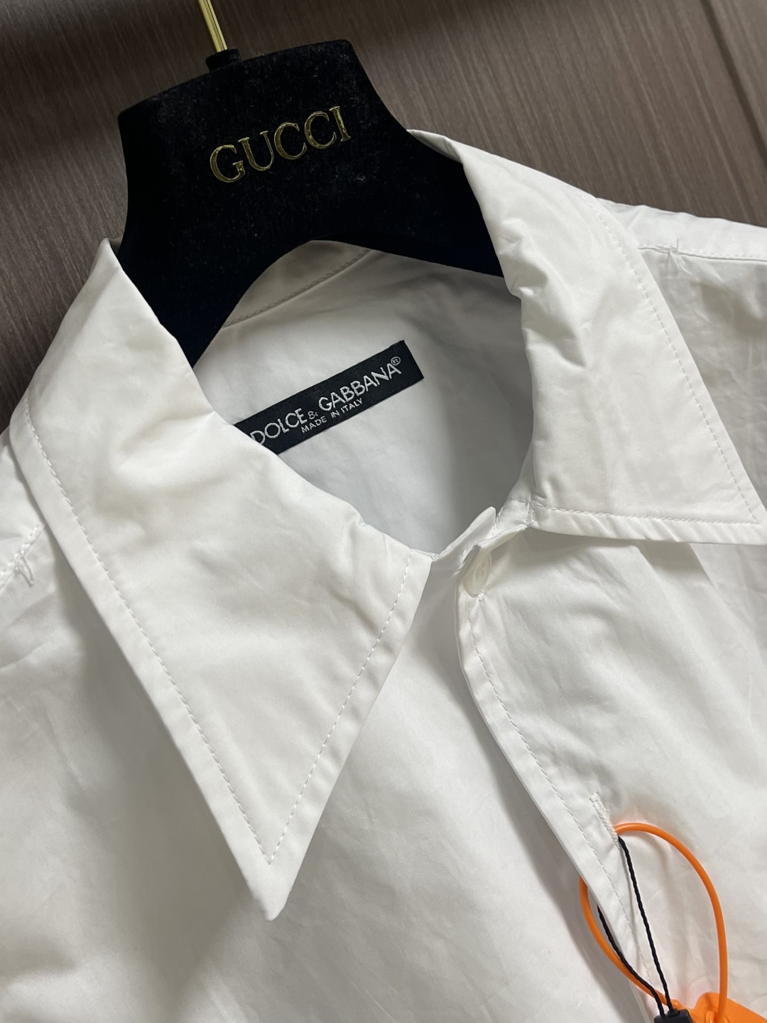 DolceGabbana杜嘉班纳 DG标牌短袖衬衫，定制光感精梳棉面料，DG金属皮牌落于胸口同色贴袋之上