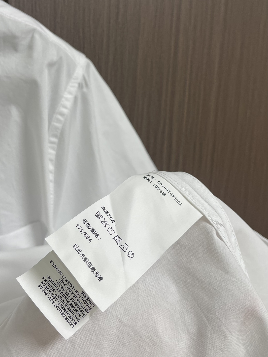 DolceGabbana杜嘉班纳 DG标牌短袖衬衫，定制光感精梳棉面料，DG金属皮牌落于胸口同色贴袋之上