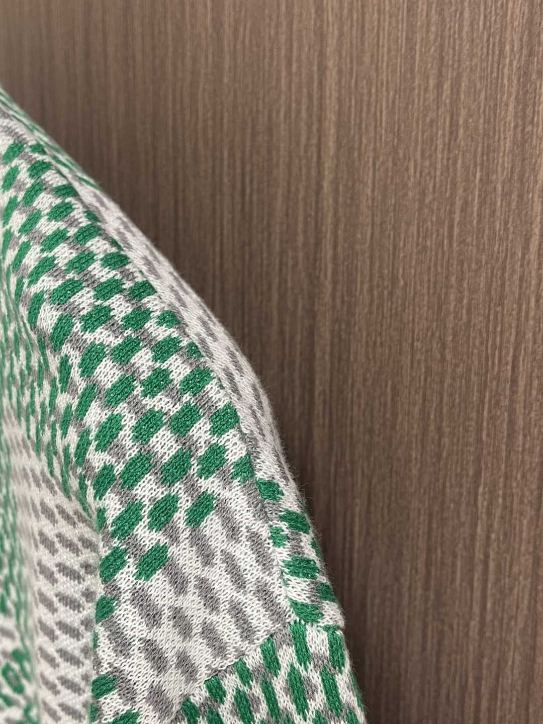 LV 经典棋盘提花针织短袖T恤，采用进口特供高捻棉混纺针织面料，经立体提花工艺编织，质地软糯厚实且弹性极