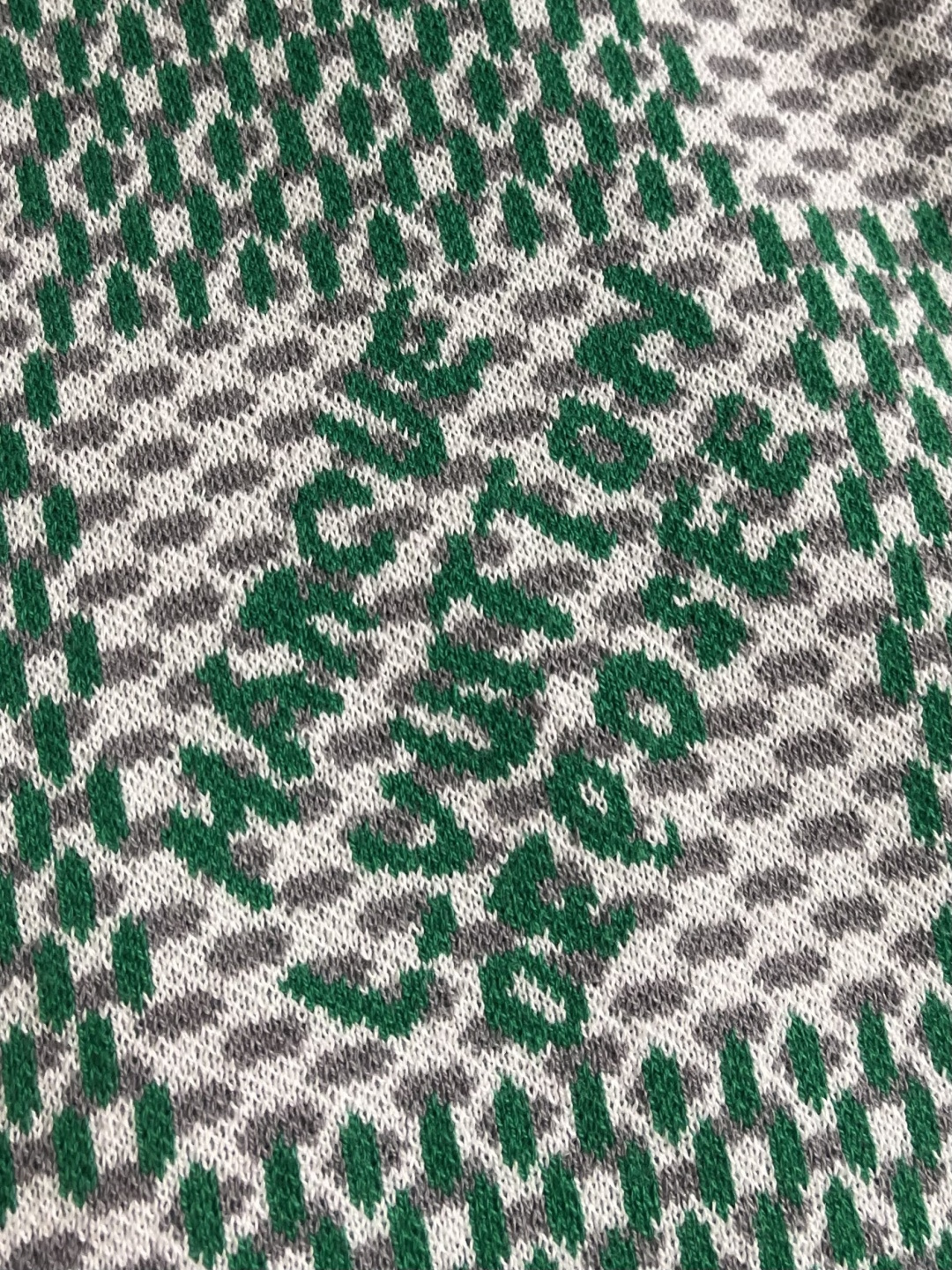 LV 经典棋盘提花针织短袖T恤，采用进口特供高捻棉混纺针织面料，经立体提花工艺编织，质地软糯厚实且弹性极