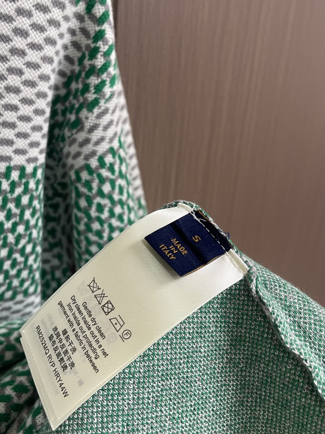 LV 经典棋盘提花针织短袖T恤，采用进口特供高捻棉混纺针织面料，经立体提花工艺编织，质地软糯厚实且弹性极