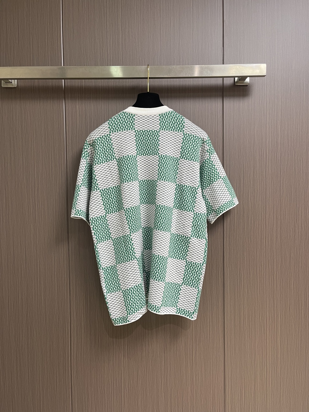 LV 经典棋盘提花针织短袖T恤，采用进口特供高捻棉混纺针织面料，经立体提花工艺编织，质地软糯厚实且弹性极