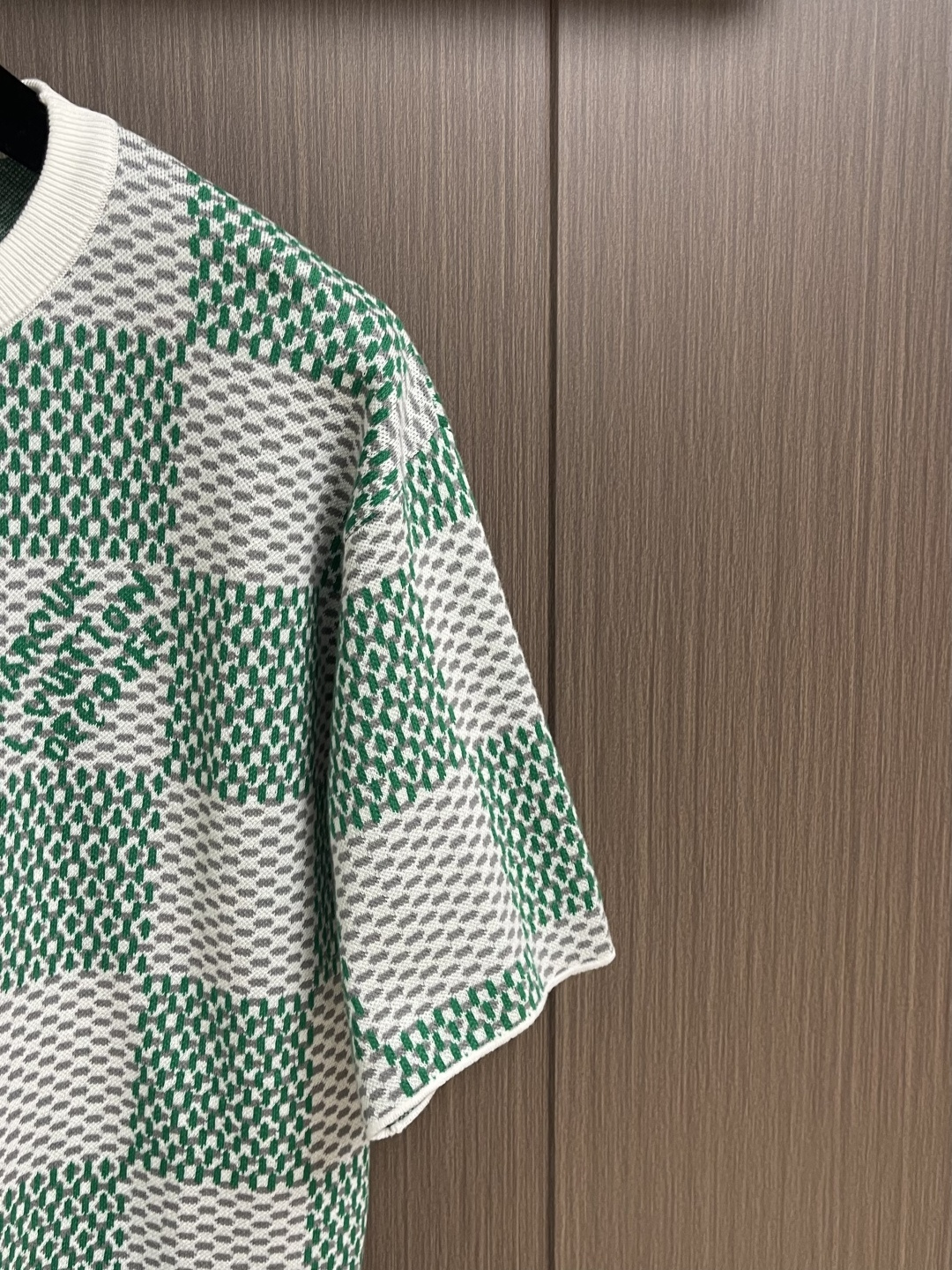 LV 经典棋盘提花针织短袖T恤，采用进口特供高捻棉混纺针织面料，经立体提花工艺编织，质地软糯厚实且弹性极