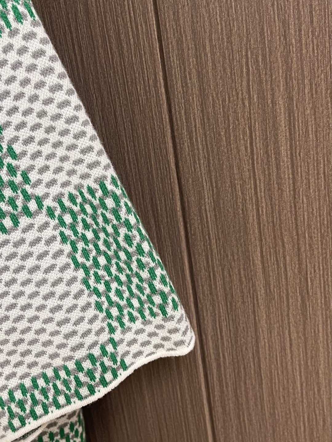 LV 经典棋盘提花针织短袖T恤，采用进口特供高捻棉混纺针织面料，经立体提花工艺编织，质地软糯厚实且弹性极