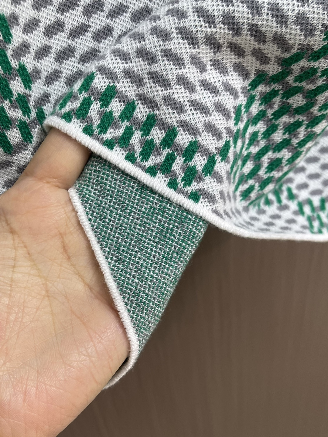 LV 经典棋盘提花针织短袖T恤，采用进口特供高捻棉混纺针织面料，经立体提花工艺编织，质地软糯厚实且弹性极