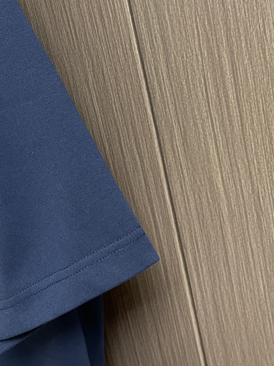 LOEWE 胸口刺绣标识短袖T恤，采用20支平纹优棉，螺纹采用1*1索罗娜螺纹，绣花采用立体刺绣 哑光绣