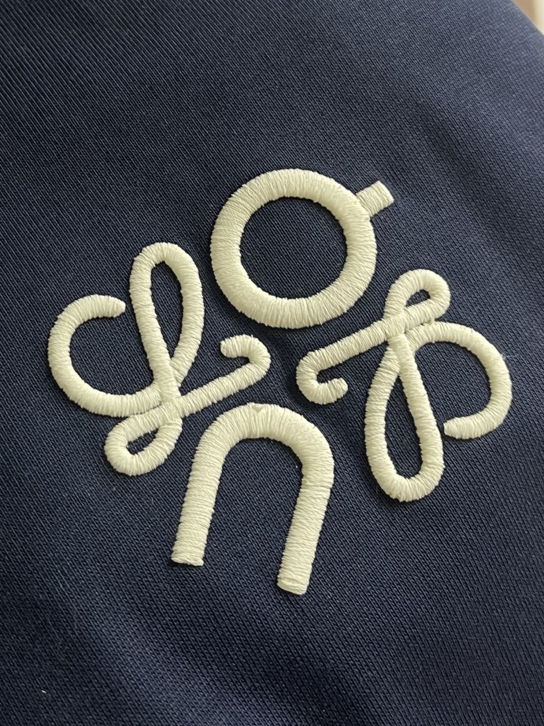 LOEWE 胸口刺绣标识短袖T恤，采用20支平纹优棉，螺纹采用1*1索罗娜螺纹，绣花采用立体刺绣 哑光绣