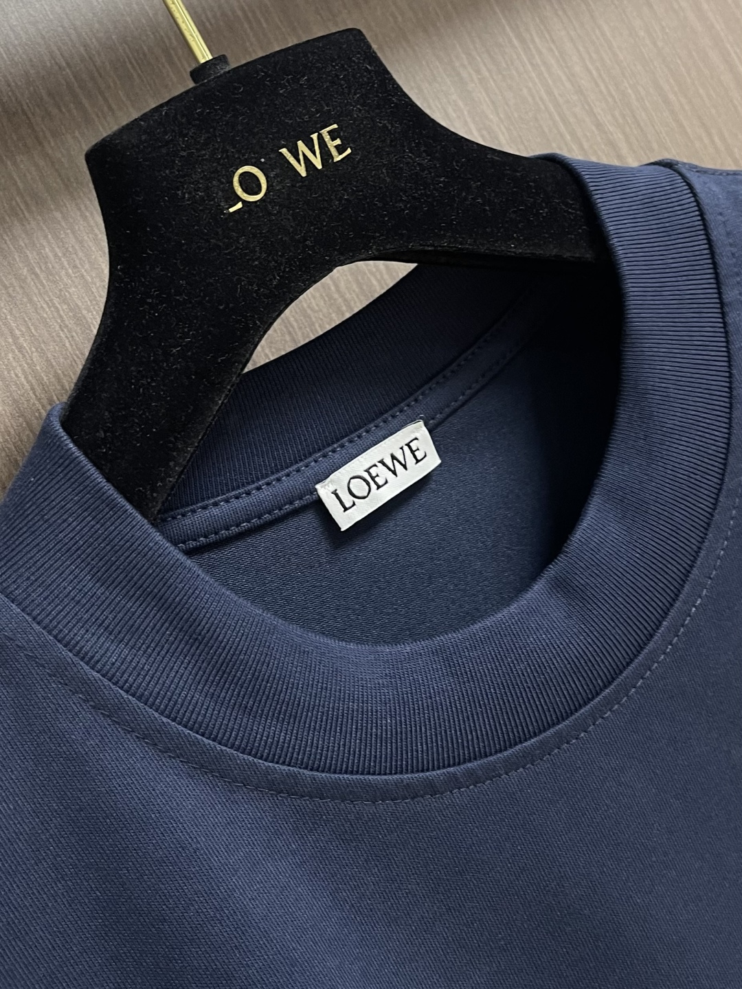 LOEWE 胸口刺绣标识短袖T恤，采用20支平纹优棉，螺纹采用1*1索罗娜螺纹，绣花采用立体刺绣 哑光绣