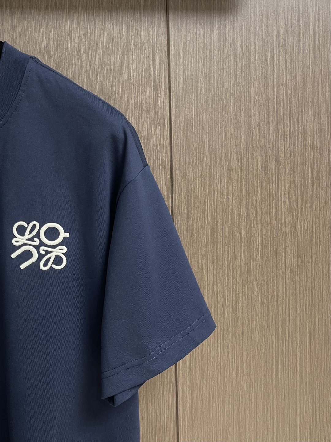 LOEWE 胸口刺绣标识短袖T恤，采用20支平纹优棉，螺纹采用1*1索罗娜螺纹，绣花采用立体刺绣 哑光绣