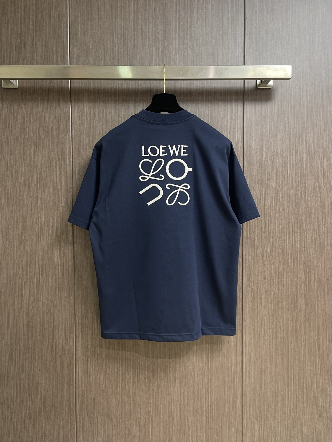 LOEWE 胸口刺绣标识短袖T恤，采用20支平纹优棉，螺纹采用1*1索罗娜螺纹，绣花采用立体刺绣 哑光绣