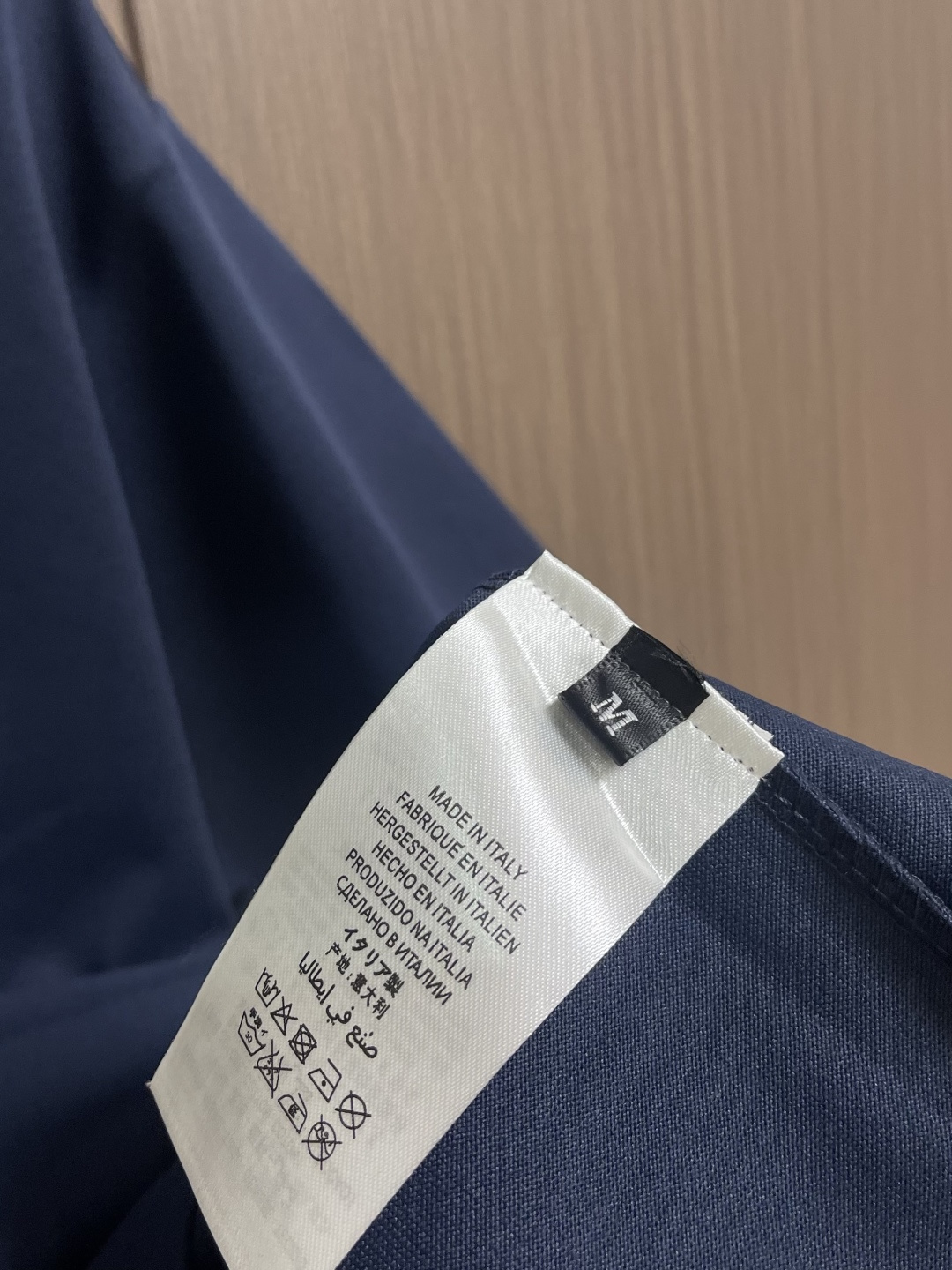 LOEWE 胸口刺绣标识短袖T恤，采用20支平纹优棉，螺纹采用1*1索罗娜螺纹，绣花采用立体刺绣 哑光绣