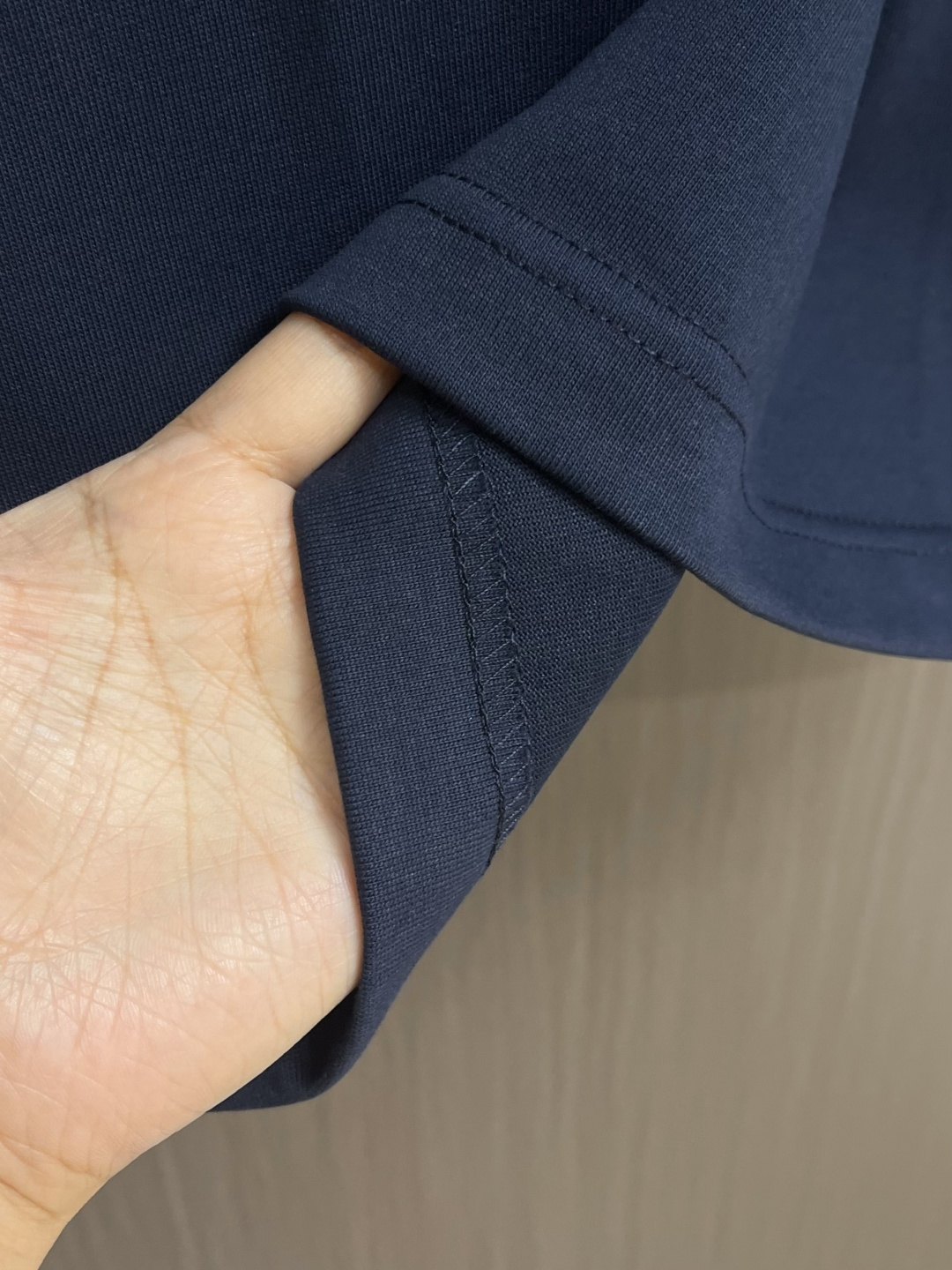 LOEWE 胸口刺绣标识短袖T恤，采用20支平纹优棉，螺纹采用1*1索罗娜螺纹，绣花采用立体刺绣 哑光绣