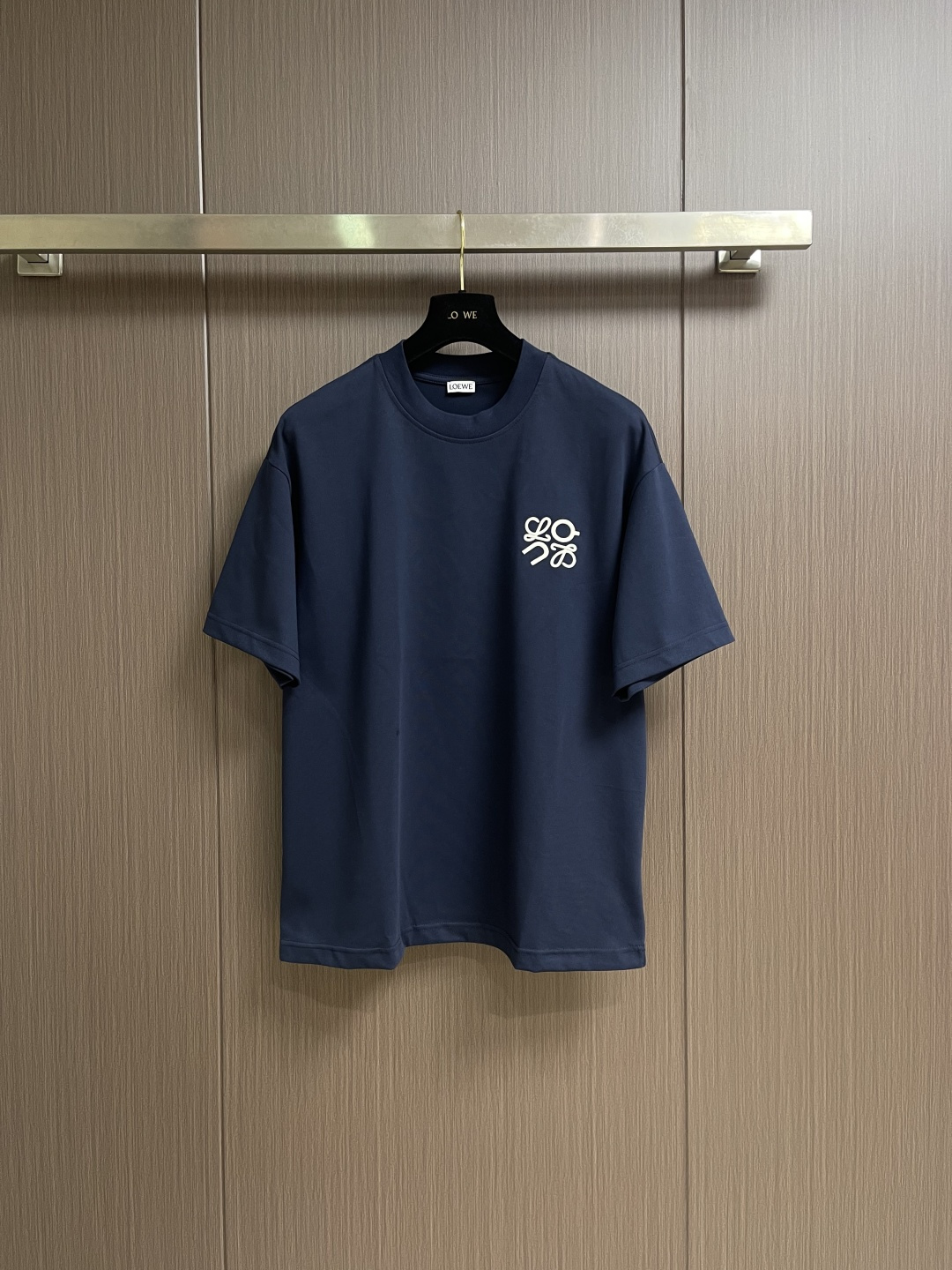 LOEWE 胸口刺绣标识短袖T恤，采用20支平纹优棉，螺纹采用1*1索罗娜螺纹，绣花采用立体刺绣 哑光绣