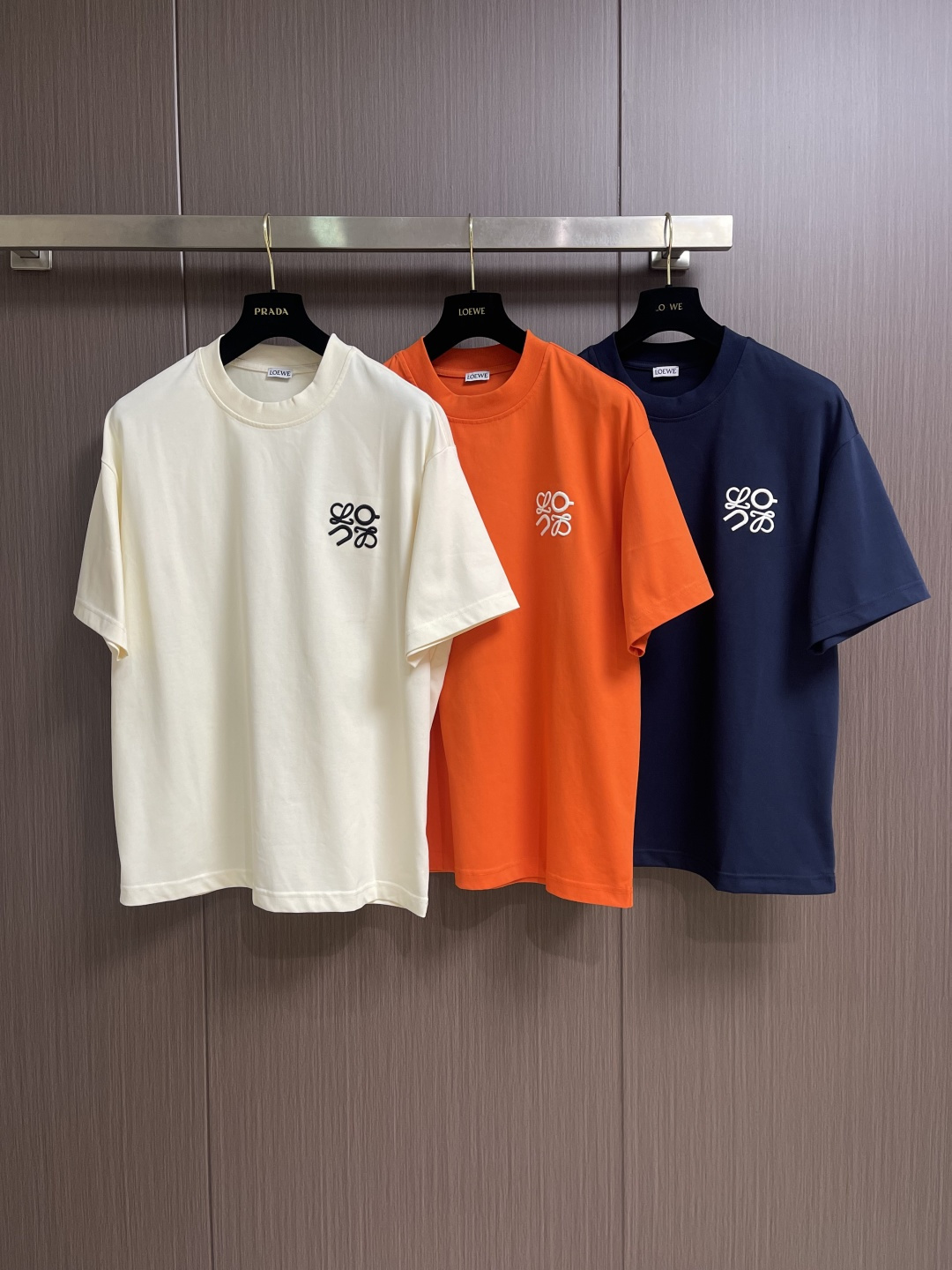 LOEWE 胸口刺绣标识短袖T恤，采用20支平纹优棉，螺纹采用1*1索罗娜螺纹，绣花采用立体刺绣 哑光绣