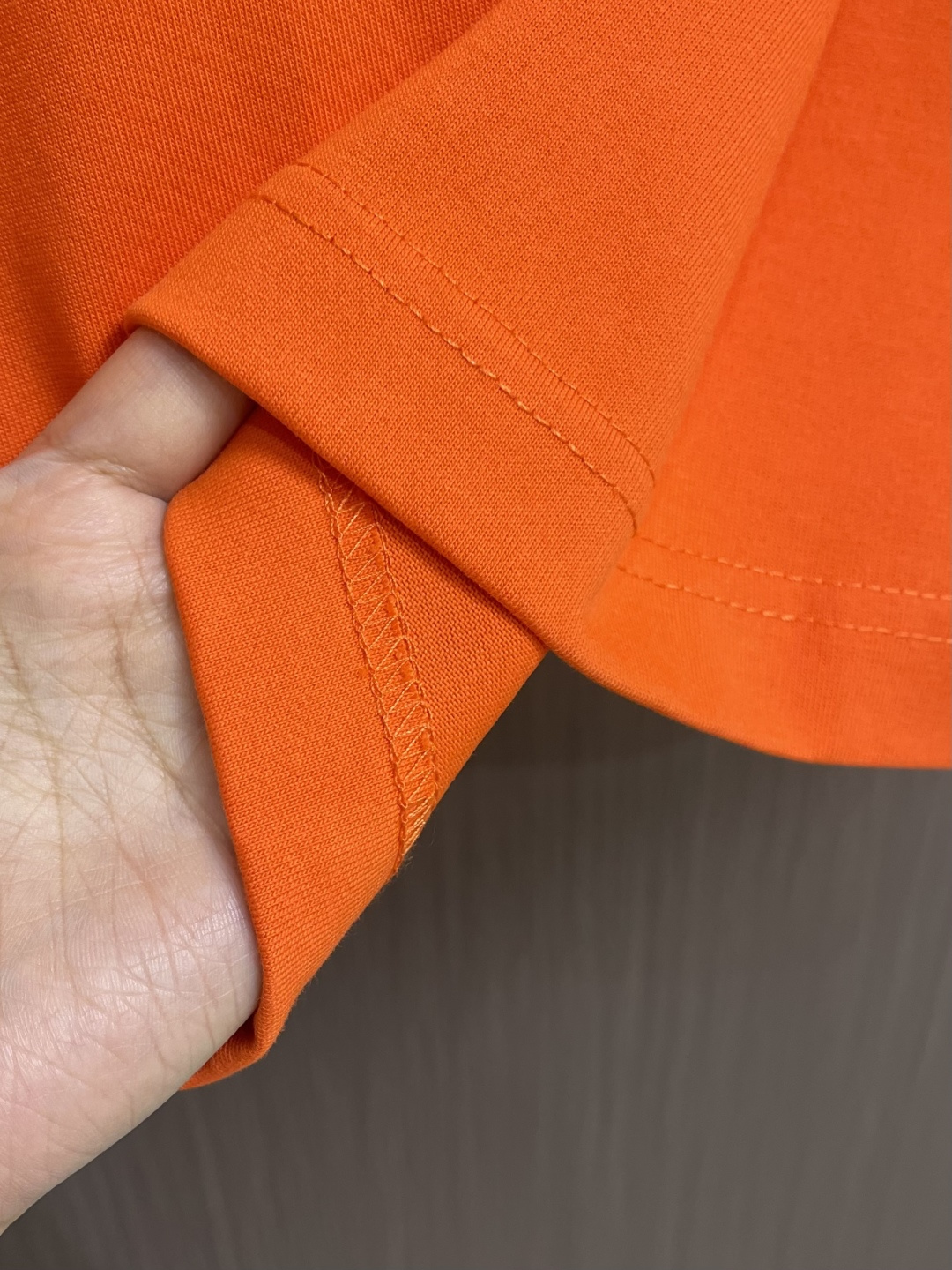 LOEWE 胸口刺绣标识短袖T恤，采用20支平纹优棉，螺纹采用1*1索罗娜螺纹，绣花采用立体刺绣 哑光绣