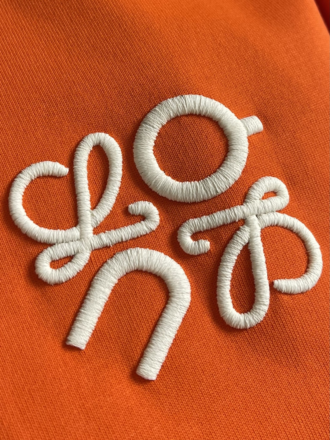 LOEWE 胸口刺绣标识短袖T恤，采用20支平纹优棉，螺纹采用1*1索罗娜螺纹，绣花采用立体刺绣 哑光绣