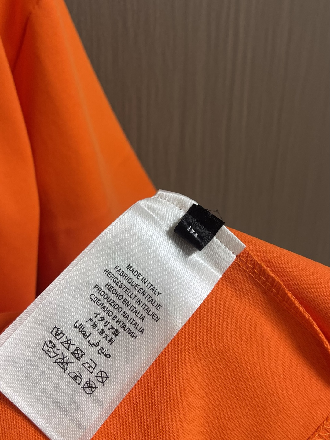 LOEWE 胸口刺绣标识短袖T恤，采用20支平纹优棉，螺纹采用1*1索罗娜螺纹，绣花采用立体刺绣 哑光绣