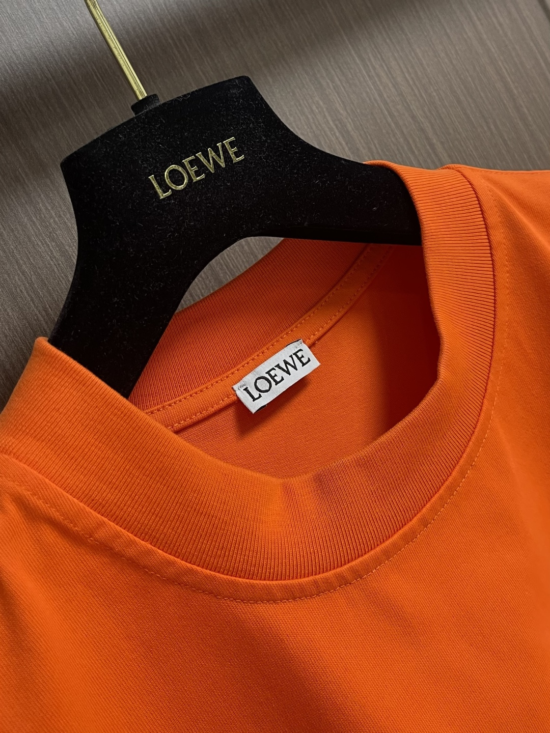 LOEWE 胸口刺绣标识短袖T恤，采用20支平纹优棉，螺纹采用1*1索罗娜螺纹，绣花采用立体刺绣 哑光绣