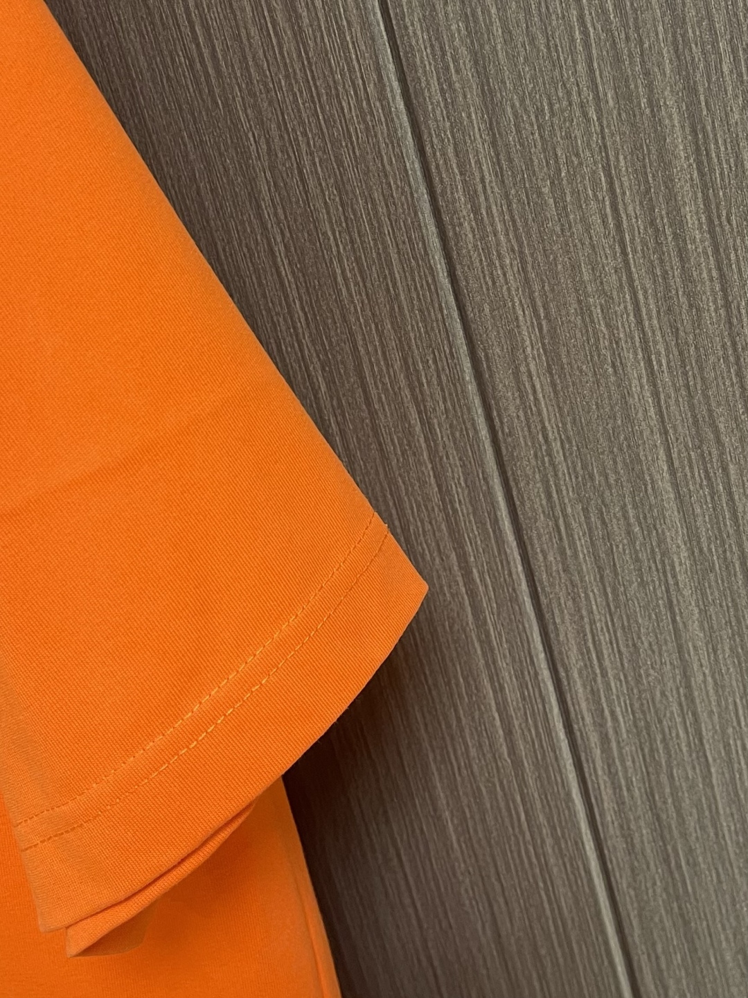 LOEWE 胸口刺绣标识短袖T恤，采用20支平纹优棉，螺纹采用1*1索罗娜螺纹，绣花采用立体刺绣 哑光绣