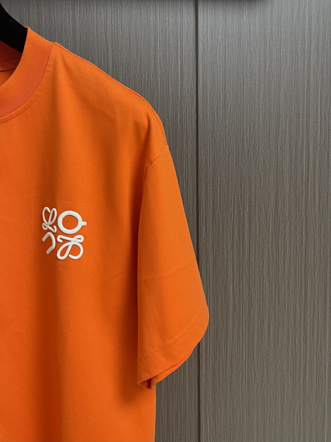 LOEWE 胸口刺绣标识短袖T恤，采用20支平纹优棉，螺纹采用1*1索罗娜螺纹，绣花采用立体刺绣 哑光绣