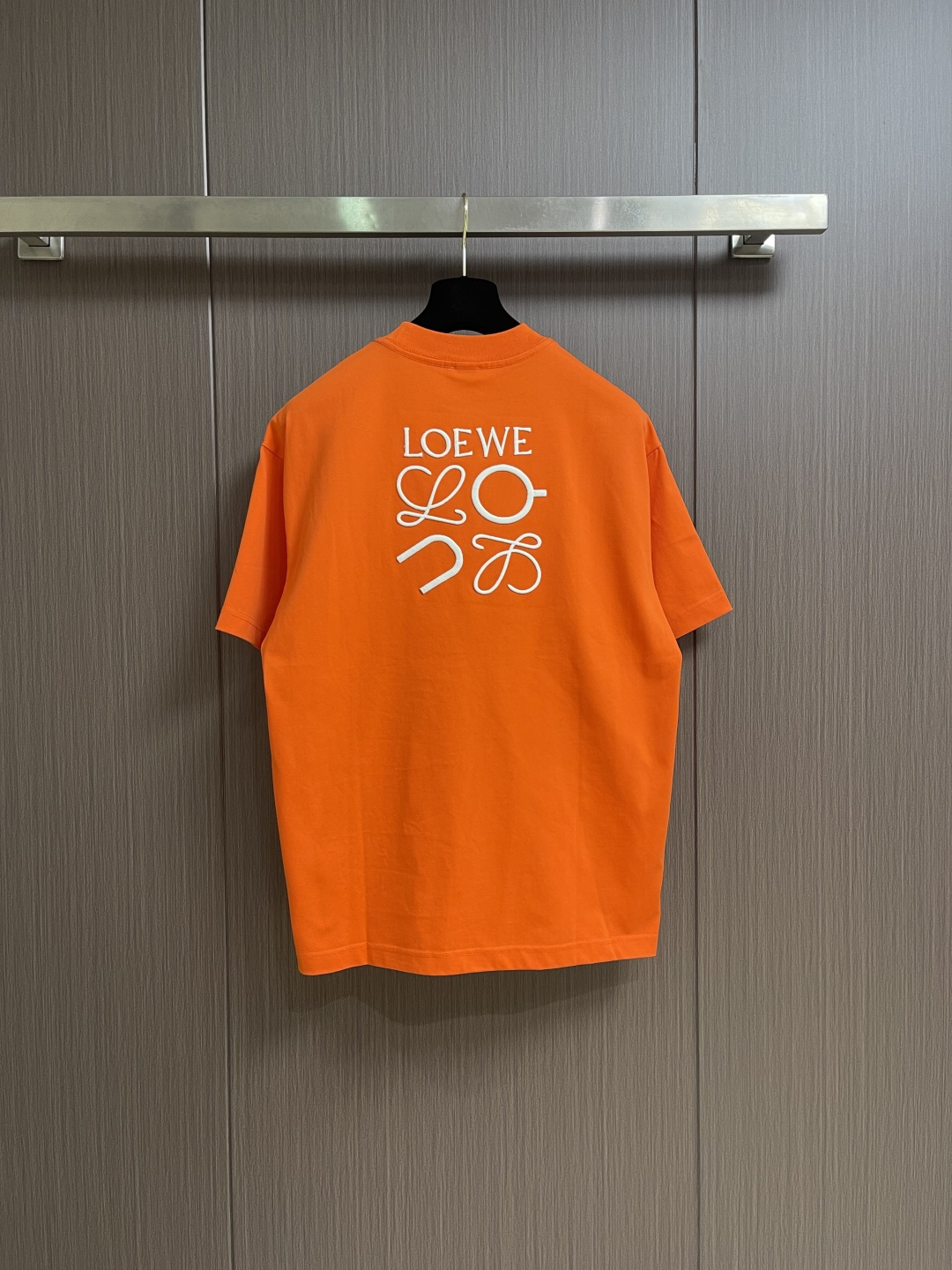 LOEWE 胸口刺绣标识短袖T恤，采用20支平纹优棉，螺纹采用1*1索罗娜螺纹，绣花采用立体刺绣 哑光绣