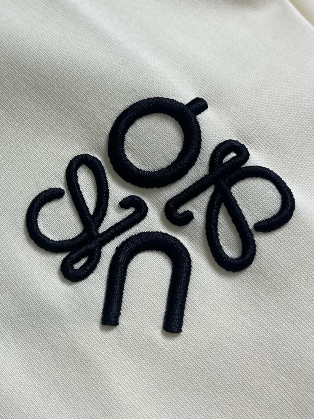 LOEWE 胸口刺绣标识短袖T恤，采用20支平纹优棉，螺纹采用1*1索罗娜螺纹，绣花采用立体刺绣 哑光绣