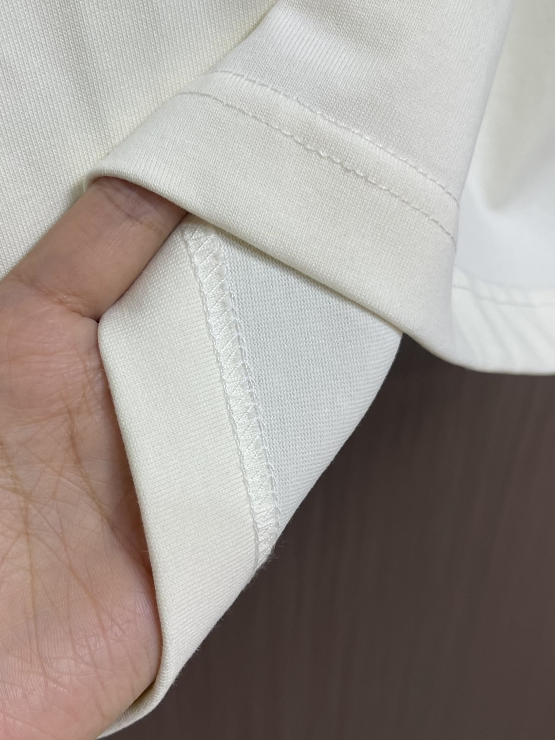 LOEWE 胸口刺绣标识短袖T恤，采用20支平纹优棉，螺纹采用1*1索罗娜螺纹，绣花采用立体刺绣 哑光绣