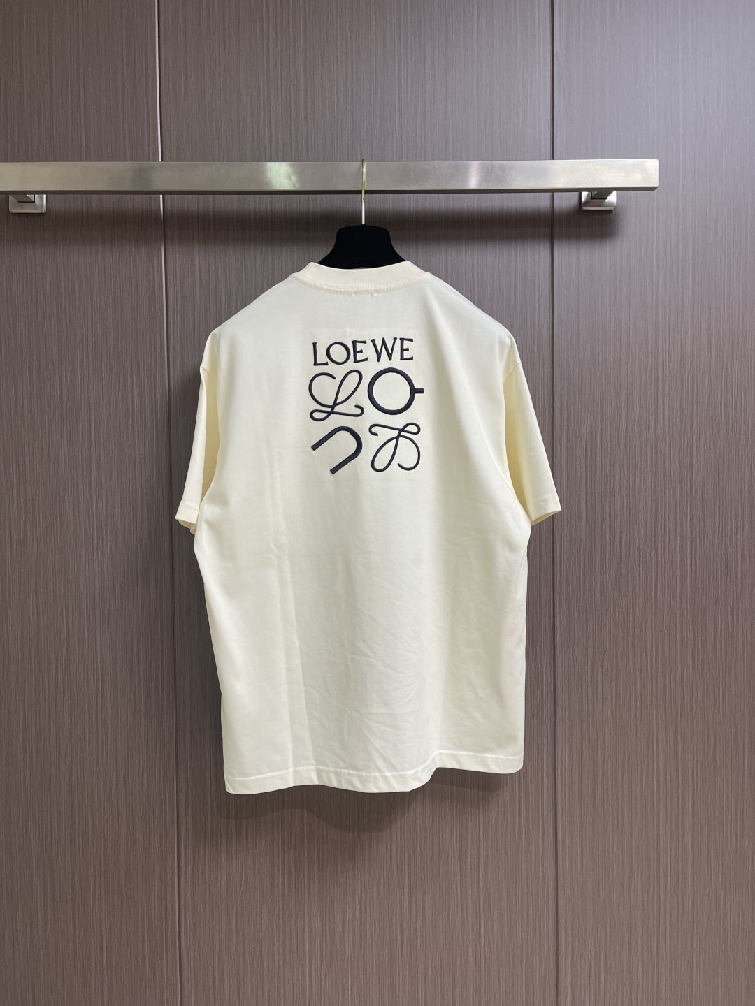 LOEWE 胸口刺绣标识短袖T恤，采用20支平纹优棉，螺纹采用1*1索罗娜螺纹，绣花采用立体刺绣 哑光绣