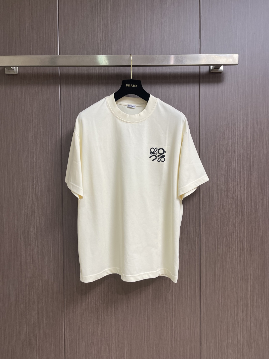 LOEWE 胸口刺绣标识短袖T恤，采用20支平纹优棉，螺纹采用1*1索罗娜螺纹，绣花采用立体刺绣 哑光绣