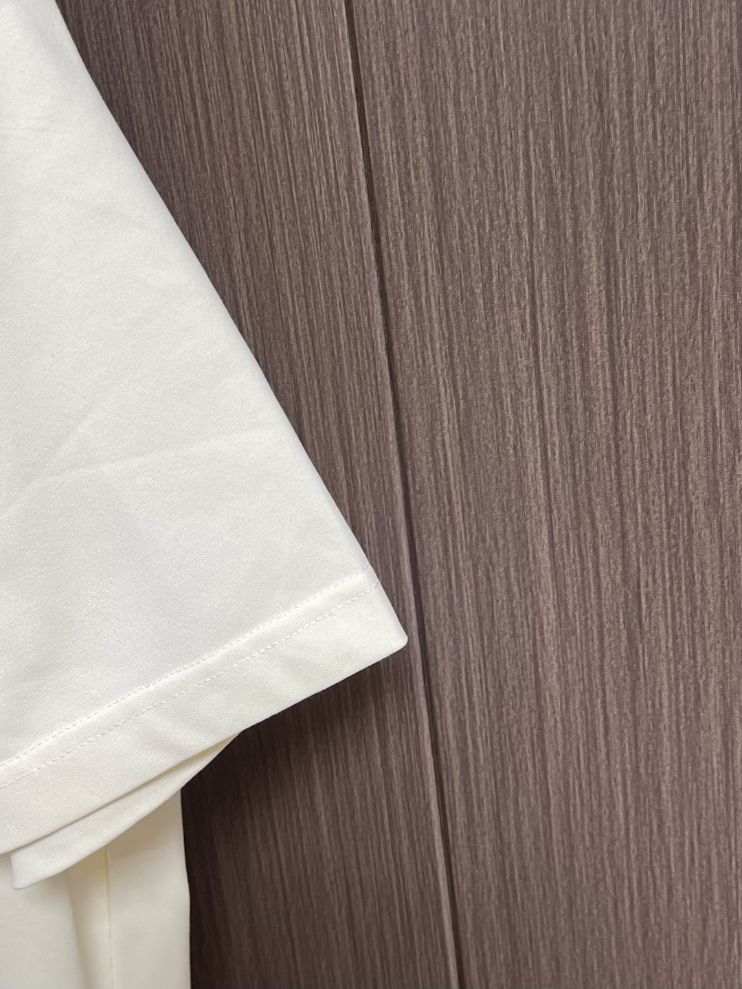 LOEWE 胸口刺绣标识短袖T恤，采用20支平纹优棉，螺纹采用1*1索罗娜螺纹，绣花采用立体刺绣 哑光绣