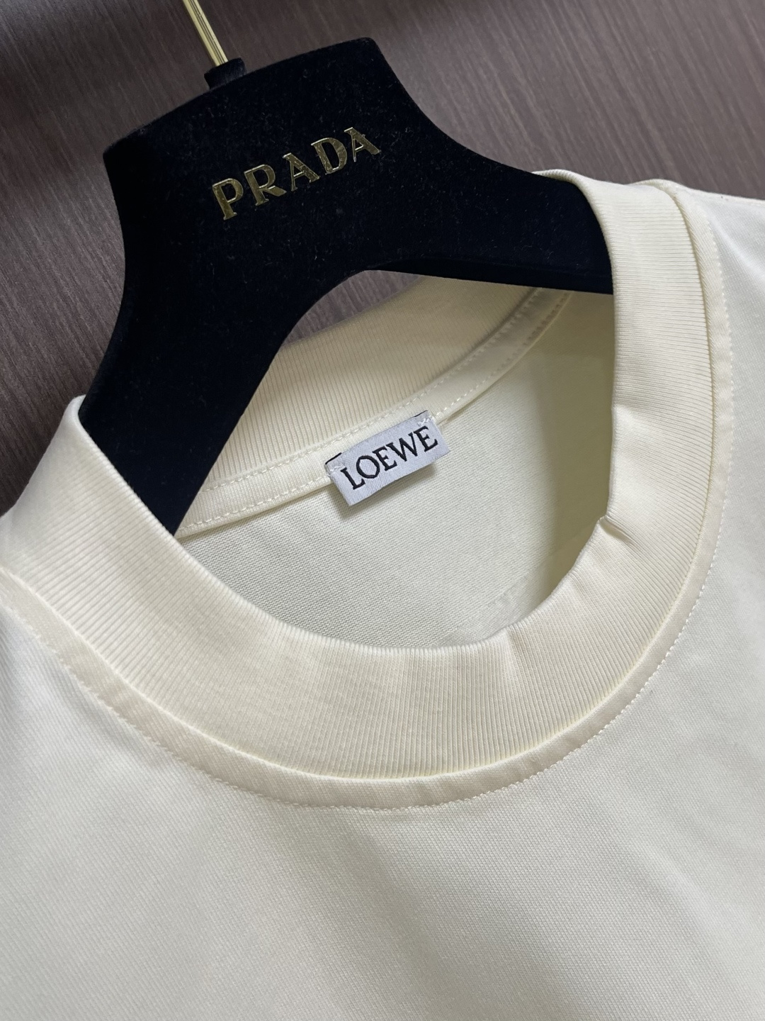 LOEWE 胸口刺绣标识短袖T恤，采用20支平纹优棉，螺纹采用1*1索罗娜螺纹，绣花采用立体刺绣 哑光绣
