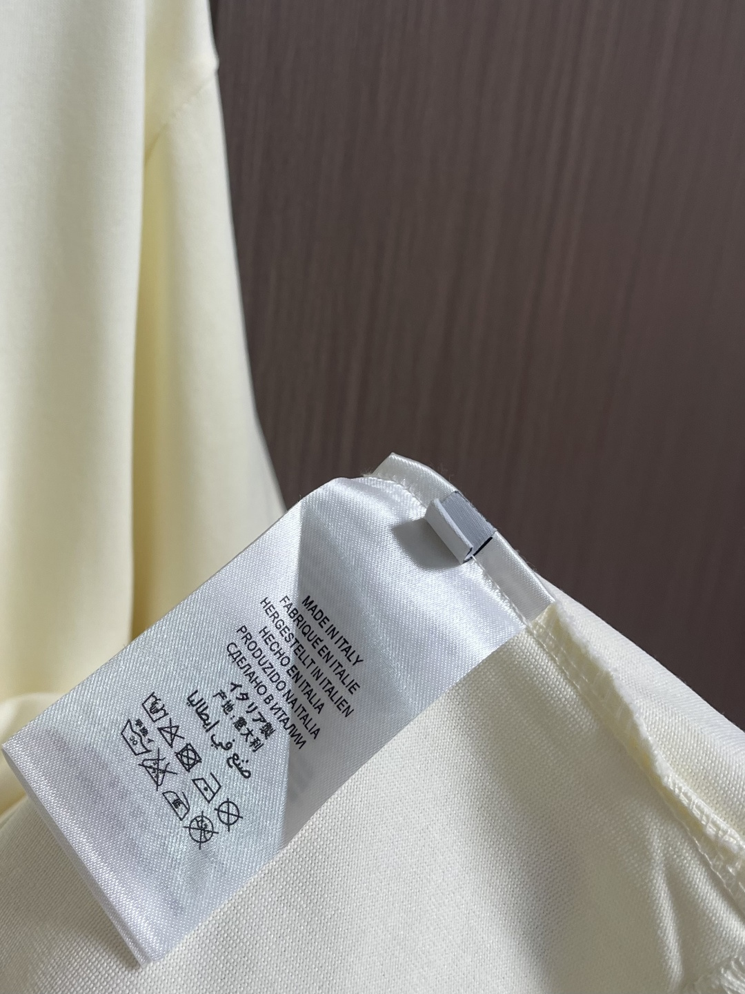 LOEWE 胸口刺绣标识短袖T恤，采用20支平纹优棉，螺纹采用1*1索罗娜螺纹，绣花采用立体刺绣 哑光绣