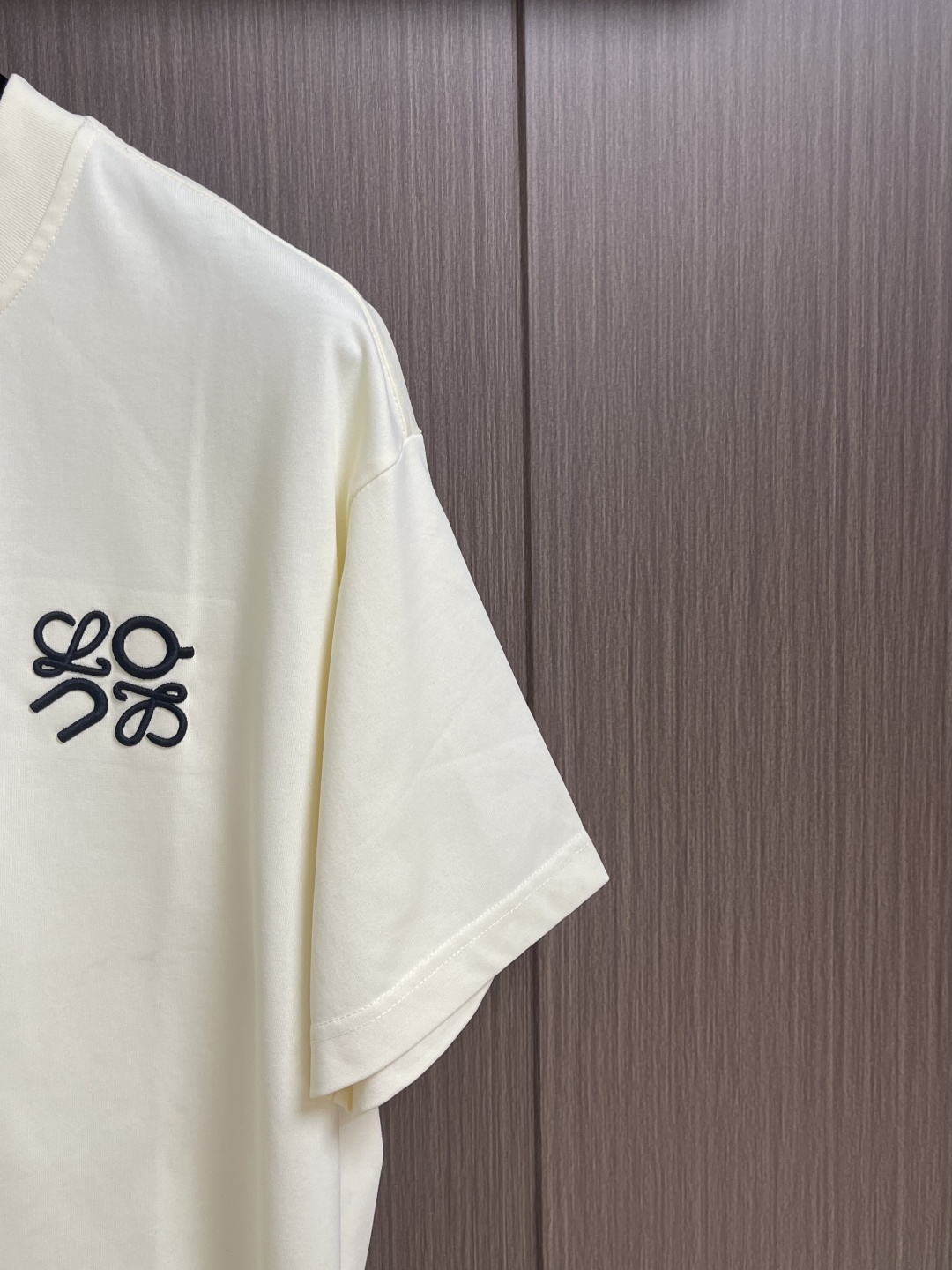 LOEWE 胸口刺绣标识短袖T恤，采用20支平纹优棉，螺纹采用1*1索罗娜螺纹，绣花采用立体刺绣 哑光绣