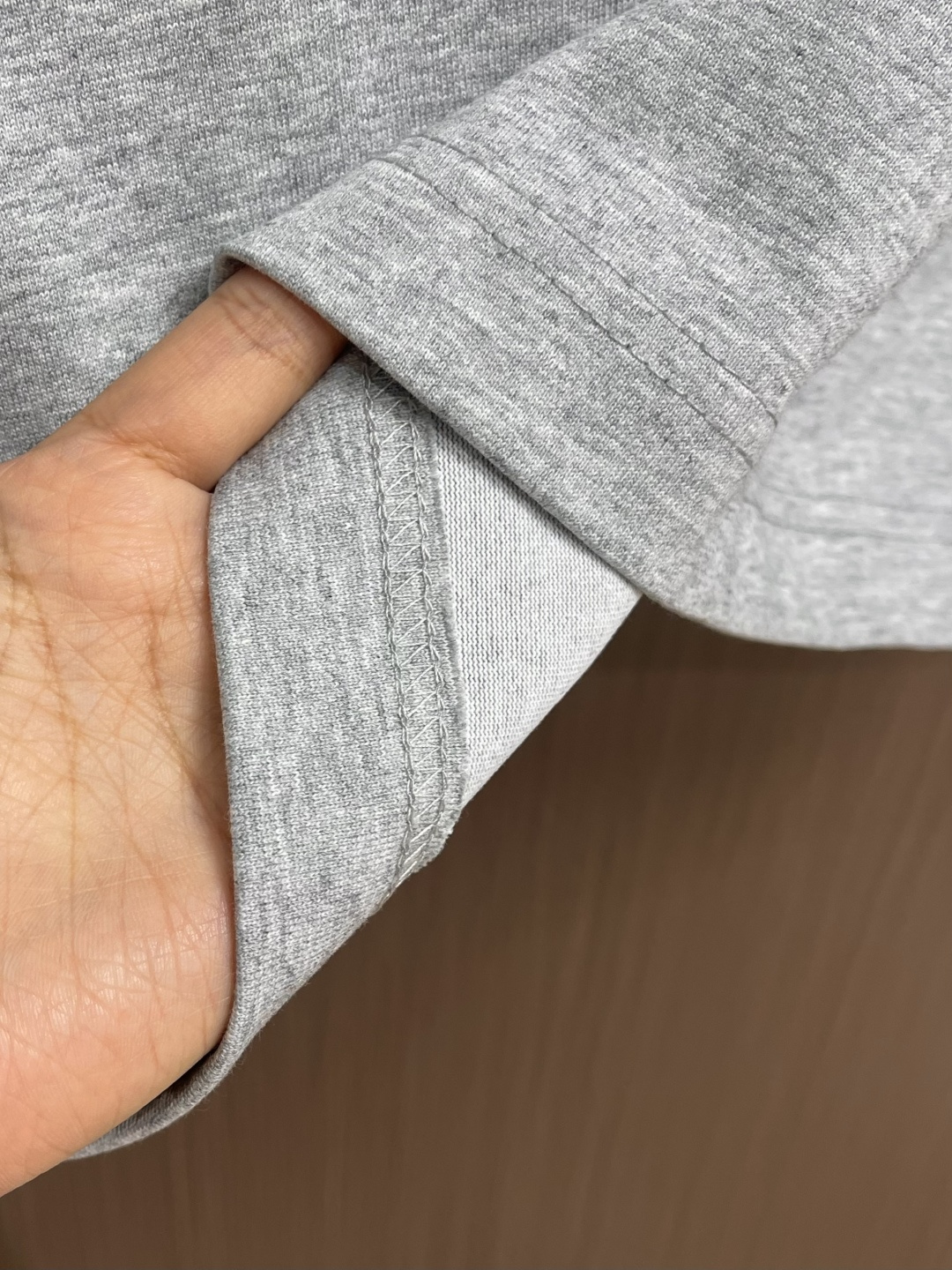 ALO 2026ss早春新款短袖T恤，这款 280g 经典T恤采用永恒的净色，易于搭配。它采用有机棉制成