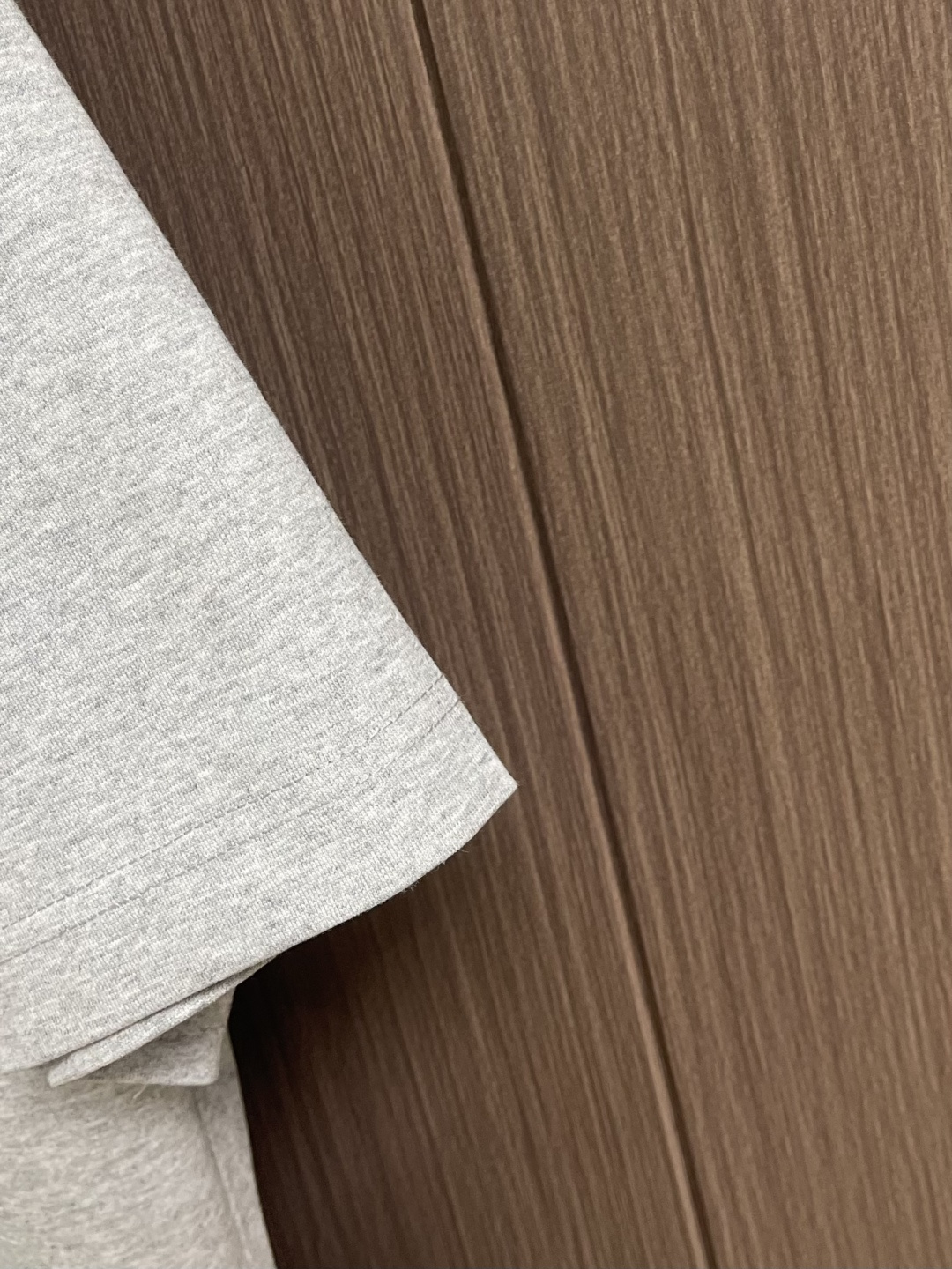 ALO 2026ss早春新款短袖T恤，这款 280g 经典T恤采用永恒的净色，易于搭配。它采用有机棉制成