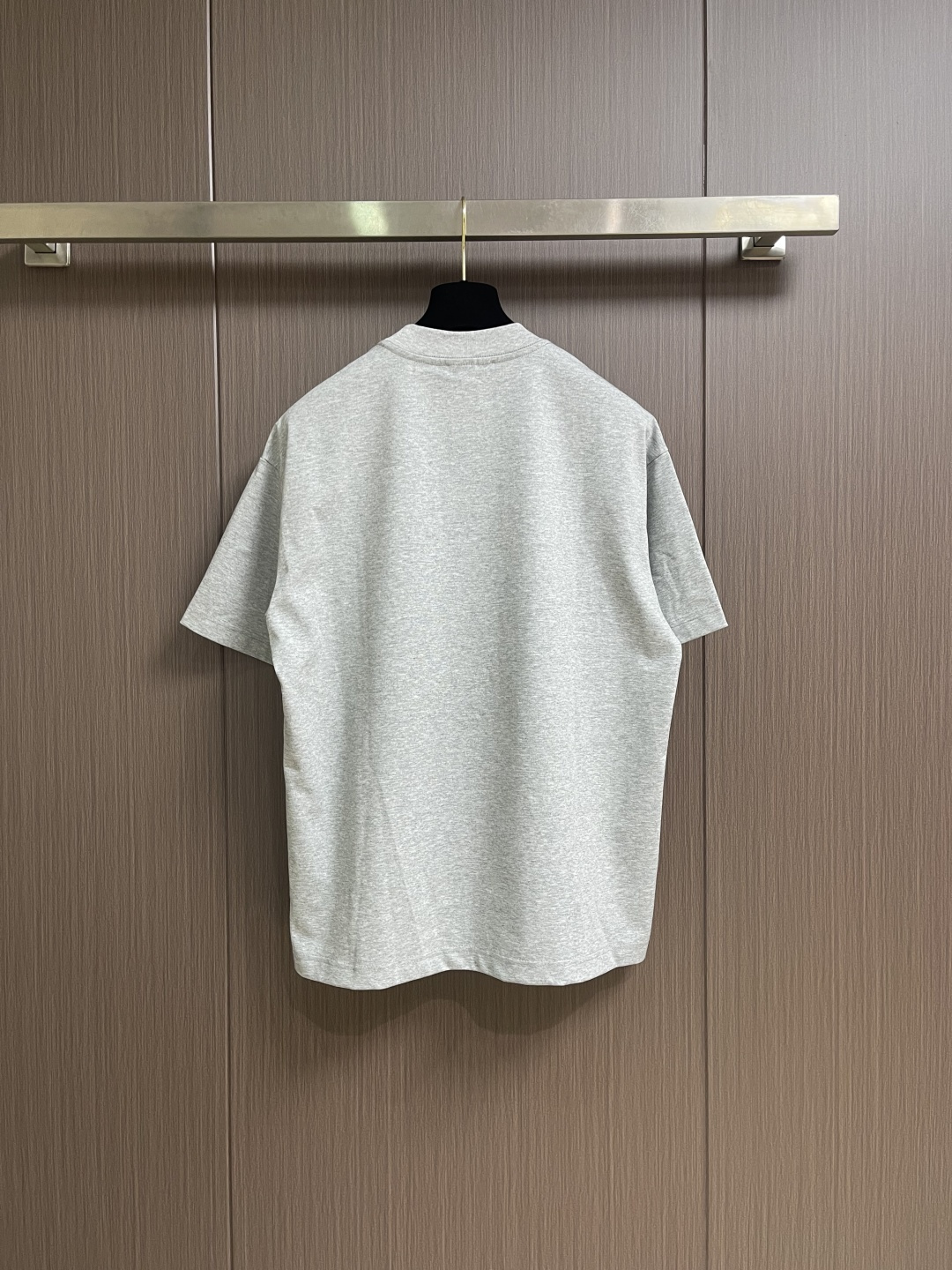 ALO 2026ss早春新款短袖T恤，这款 280g 经典T恤采用永恒的净色，易于搭配。它采用有机棉制成
