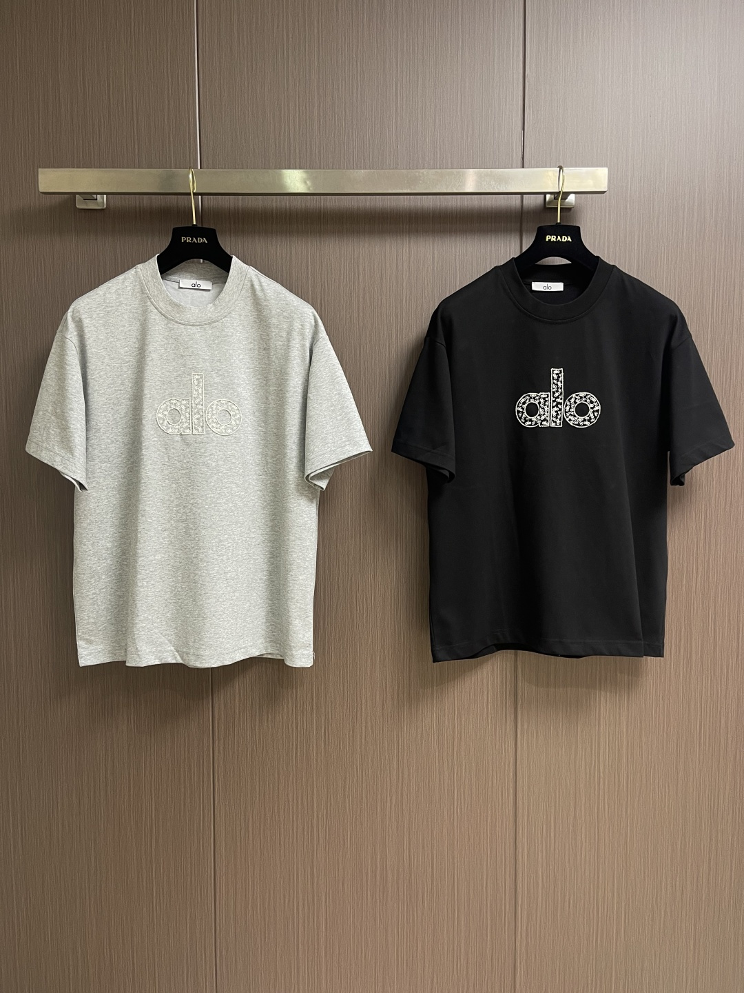 ALO 2026ss早春新款短袖T恤，这款 280g 经典T恤采用永恒的净色，易于搭配。它采用有机棉制成