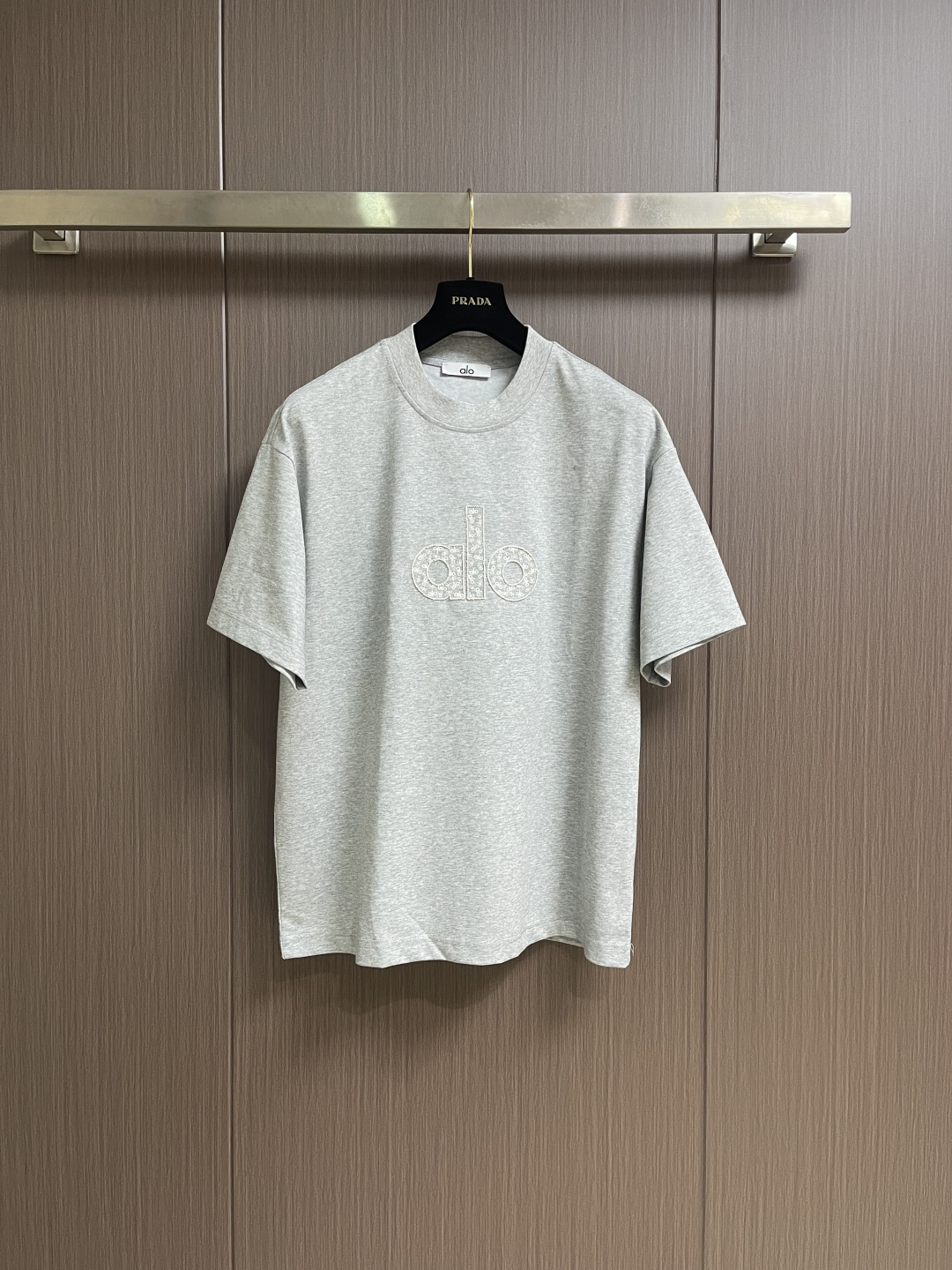 ALO 2026ss早春新款短袖T恤，这款 280g 经典T恤采用永恒的净色，易于搭配。它采用有机棉制成