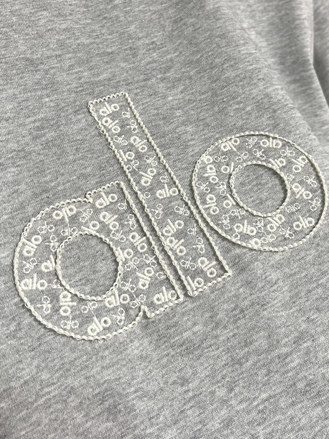 ALO 2026ss早春新款短袖T恤，这款 280g 经典T恤采用永恒的净色，易于搭配。它采用有机棉制成